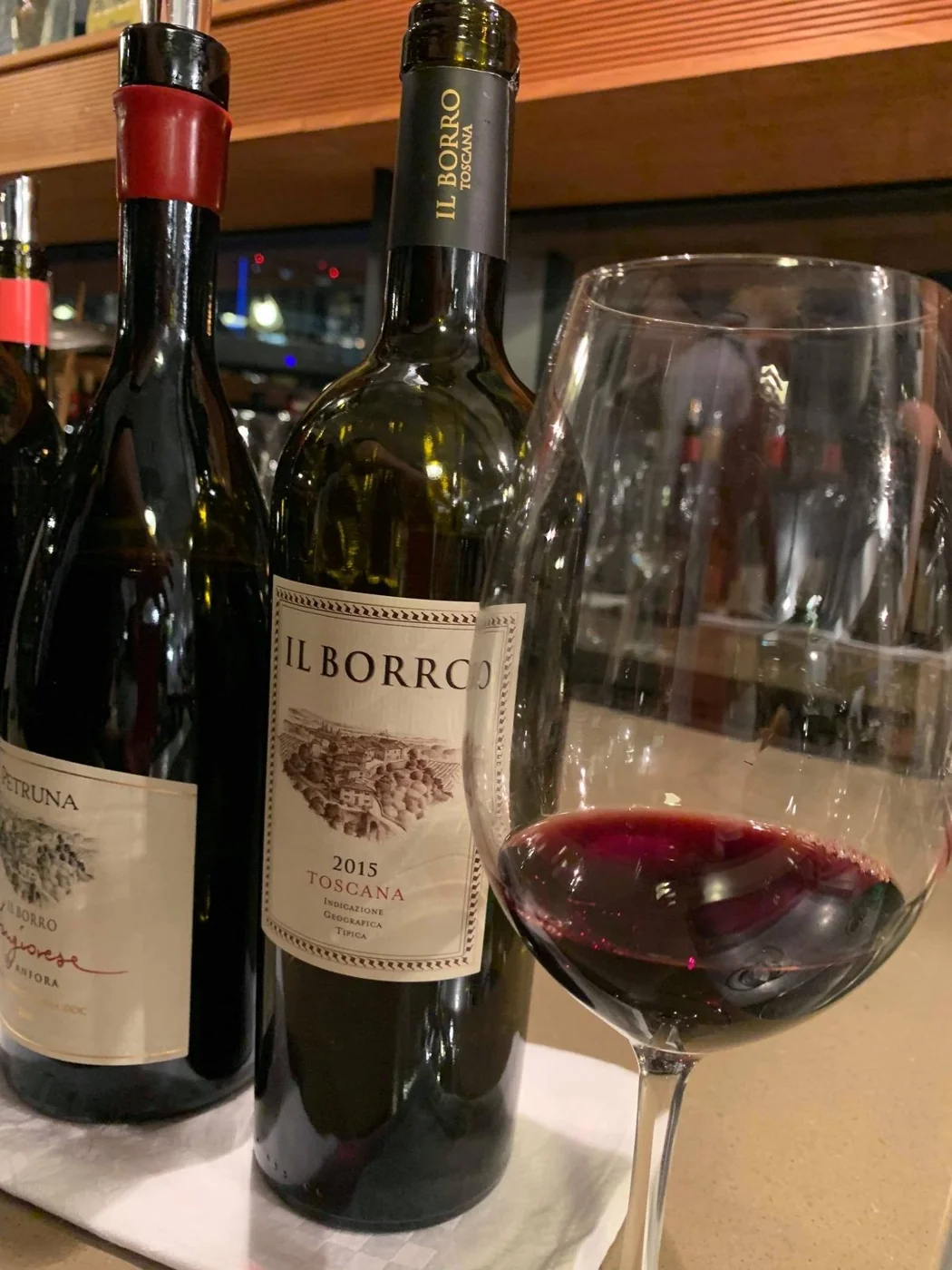 IL BORROのワインボトルとグラス|フェラガモ氏ワインディナー