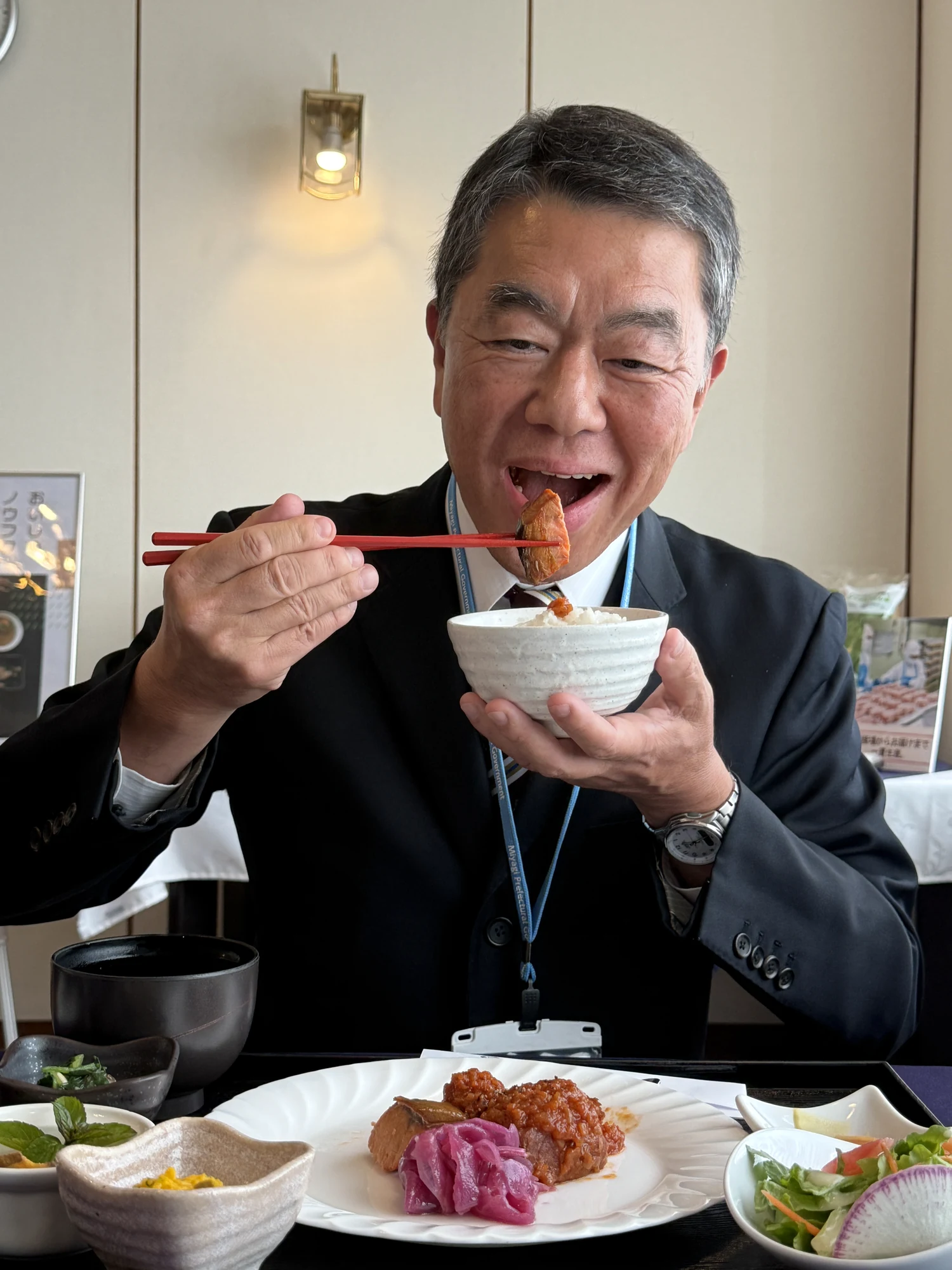 ノウフクランチを味わう村井県知事。2025年12月の試食会。